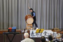 「長寿を楽しむ会」にて和太鼓演奏が行われている写真