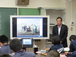 葦原中学校にて電子黒板の授業を見学する市長の写真