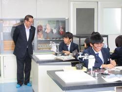 葦原中学校にて理科の授業を見学する市長の写真