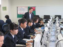 葦原中学校にてパソコンの授業を見学する市長の写真