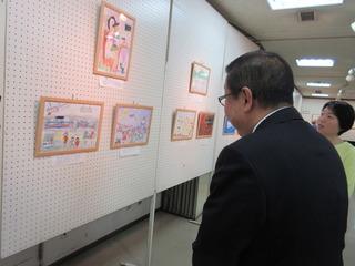 絵画作品を見学している市長の写真