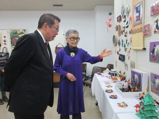 女性の案内を受けながら工作の展示を見学している市長の写真