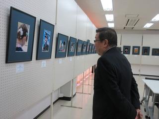 写真の展示を見学している市長の写真