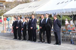 西地域スポーツフェスティバルで来賓のスーツの男性8名が前に並んでいる写真