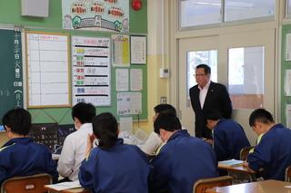 大井西中学校の授業を教室前方から見学している市長の写真