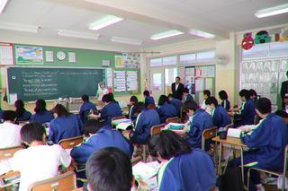 大井西中学校の授業中の教室全体写真