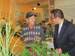 植物を見ながら話しをしている市長と男性の写真