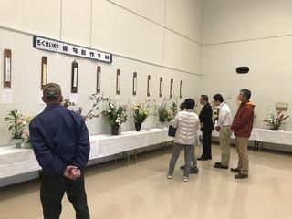 会場に沢山の生け花が展示されており、来場者の方が市長の周りで一緒に見ている写真