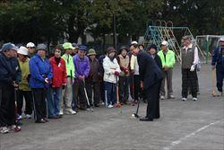 上福岡グラウンドゴルフ協会杯秋季大会で、参加者が見守る中、パターでボールを打つ市長の写真