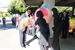 スーツを着た女性から花束を受け取る市長の写真