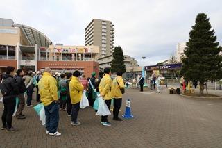 上福岡駅東西口に集まった参加者達が整列して説明を聞いている写真