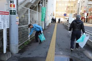 ゴミ袋を手に持ってた参加者が、通りに落ちているゴミを拾っている写真