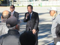グラウンド・ゴルフ大会にて市長が参加者の前でマイクを持って話をしている写真