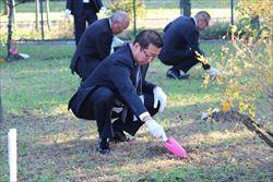 第37回全国育樹祭で、スコップを持ち穴を掘る市長の写真