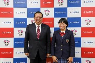 笑顔の市長が岩崎さんと2人で並んで撮影した写真