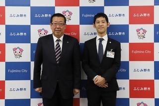 スーツ姿の市長と内山さんが並んでいる写真