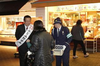 街を歩く女性に、市長と交通事故防止運動の参加者の女性が直接声をかけて交通事故防止を呼び掛けている様子の写真