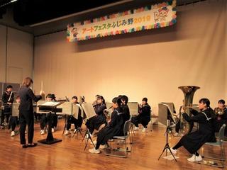 アートフェスタふじみ野の舞台上で吹奏楽の演奏をしている生徒達を写した写真