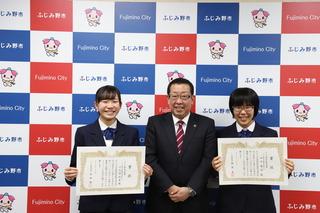中央に市長、その横に川久保 彩夏さん、田中 優衣さんが賞状を持って立っている写真