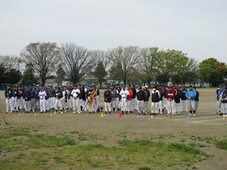春季ソフトボール大会にてグラウンドで選手が整列している写真