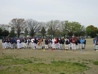 春季ソフトボール大会にてグラウンドで選手が整列している写真