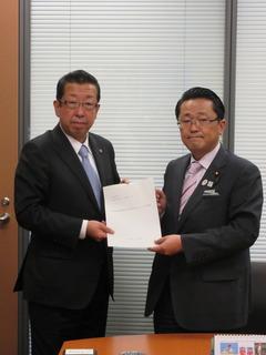 市長と丹羽 秀樹副大臣が緊急要望書を両手で持ち写っている写真