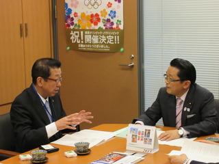 丹羽 秀樹副大臣に市長が要望内容を話している写真