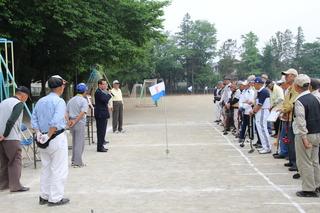 上福岡グラウンド・ゴルフ協会杯・春季大会にて参加者の前で挨拶する市長の写真