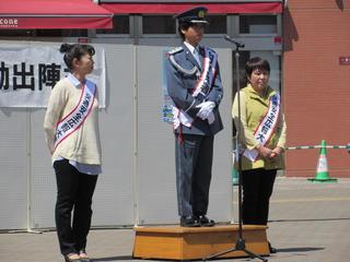 一日警察署長を務めた交通安全広報大使の花の木中学校の井澤 巧充さんの写真