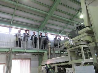 お茶の製造工場を見学する上田知事や市長たちの写真