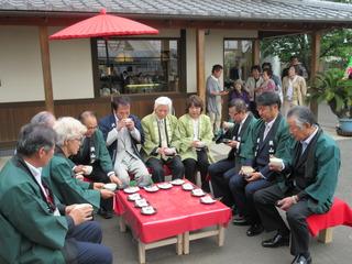 茶席でお茶を試飲する上田知事や市長たちの写真