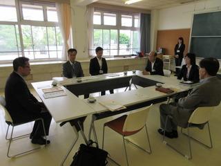 さやま市民大学で市長と仲川 幸成狭山市長たちが会議をしている写真