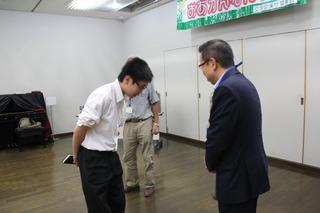 取材に訪れた高校生と市長が話をしている写真