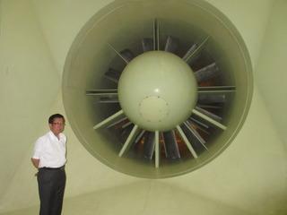 鹿島技術研究所にて丸い物体の前で市長が記念撮影している写真