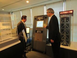 鹿島技術研究所にて機械の説明を受ける市長の写真