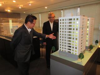 鹿島技術研究所にて建物の模型コーナーで説明を受ける市長の写真