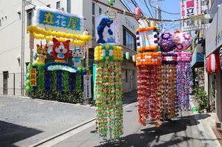 商店街に七夕祭りの色とりどりの飾りが飾られている写真