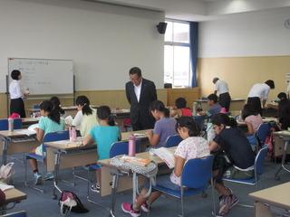 ふじみ野寺子屋で勉強する子供達を見学する市長の写真