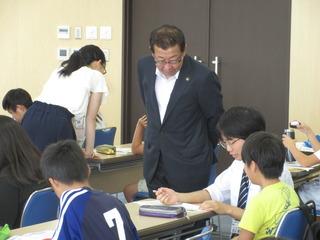 ふじみ野寺子屋で講師から教わる子供を見学する市長の写真