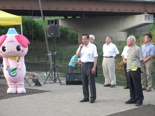 福岡河岸まつりにてマスコットキャラクターも並び関係者達の中、挨拶する市長の写真