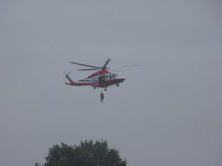 ヘリを使った救助訓練が行われている写真