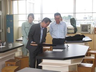 理科室の実験台の机を、市長が台を外してみている写真