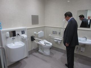真新しい共同トイレを市長が視察している写真