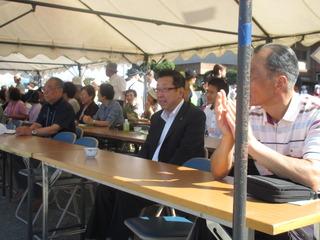 テントに設けられている来賓席に市長と来賓の方々が座っている写真