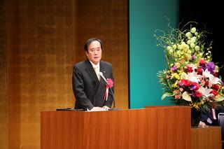上田 清司知事が壇上で話をしている写真
