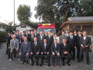 消防団新車両の前で市長と関係者の方々が並んで写っている集合写真
