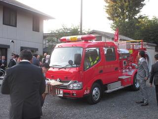 赤い消防団新車両の写真
