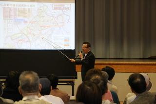 市長がスクリーンに写っている地図を指しながら、住民の方々に説明をしている写真