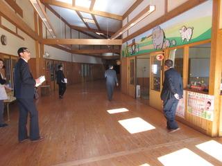 廊下の板と天井の柱、壁に木がふんだんに使われている校舎の廊下の写真