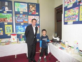 子どもの作品が展示されているコーナーで男の子と市長が一緒に写っている写真